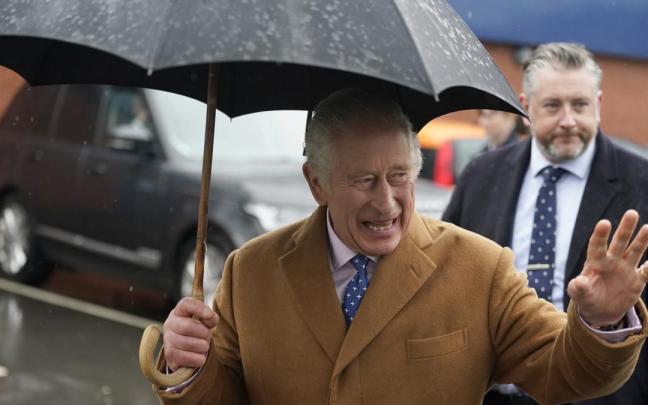 Carlos III a su llegada al lanzamiento en Oxford de un proyecto para reducir la pobreza alimentaria. Carlos III a su llegada al lanzamiento en Oxford de un proyecto para reducir la pobreza alimentaria.