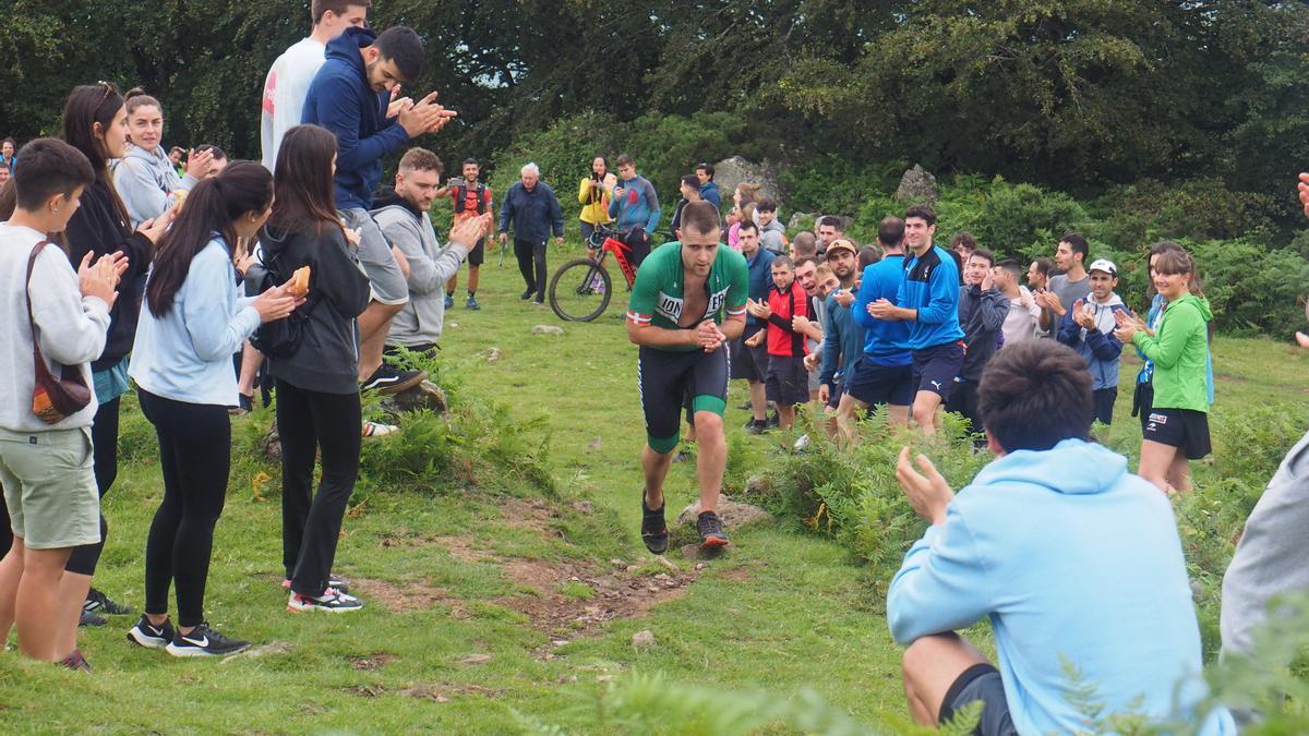 Ion Fernández, ganador de la edición de 2023, completa los últimos metros para coronar Karakate con el apoyo del público