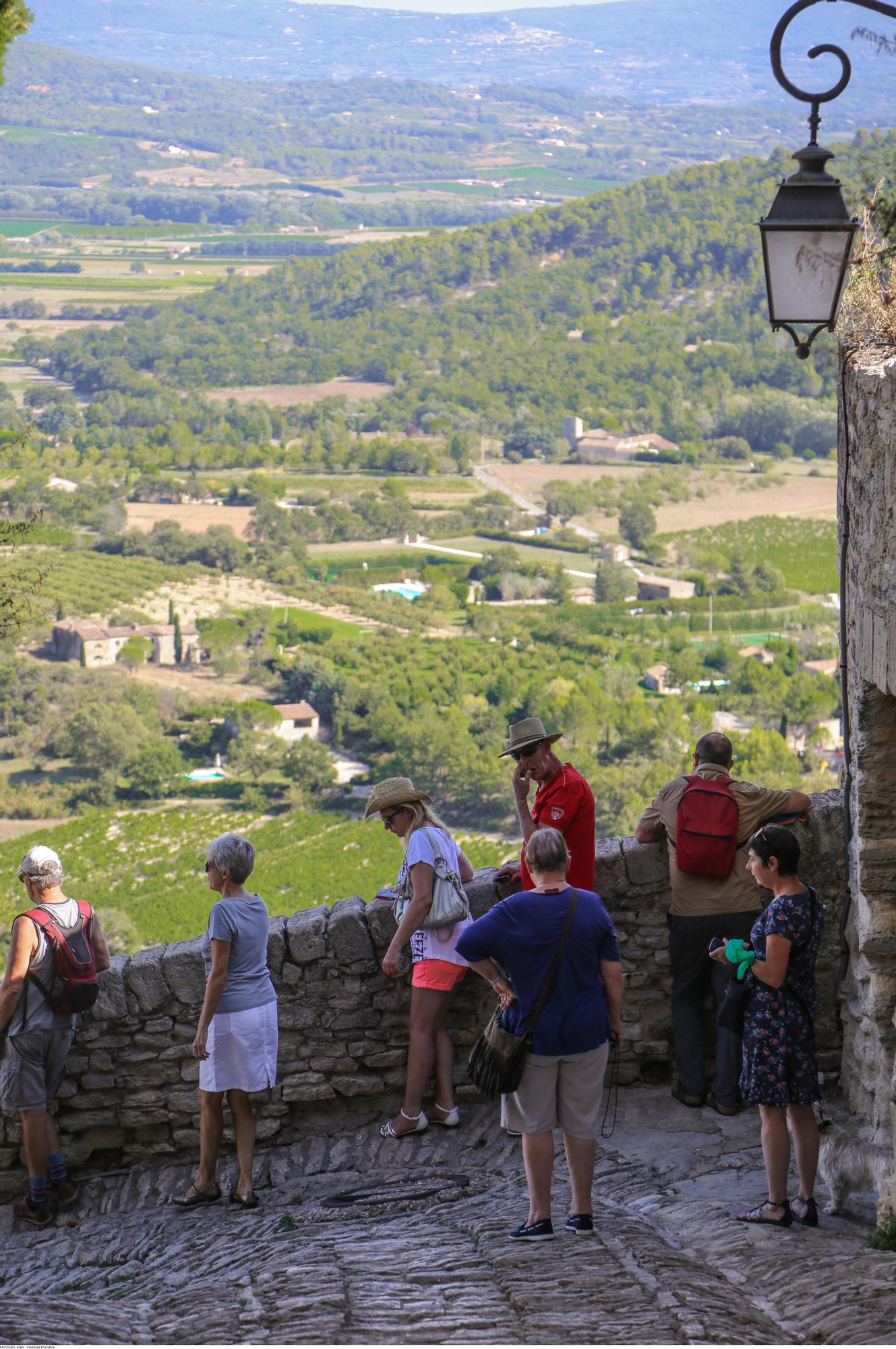 Viajeros obervando el valle que rodea la villa de Gordes.