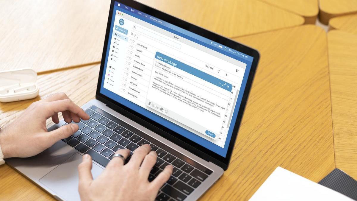 Una de las técnicas más eficaces para desenmascarar un intento de fraude es revisar detenidamente la dirección de correo electrónico del remitente