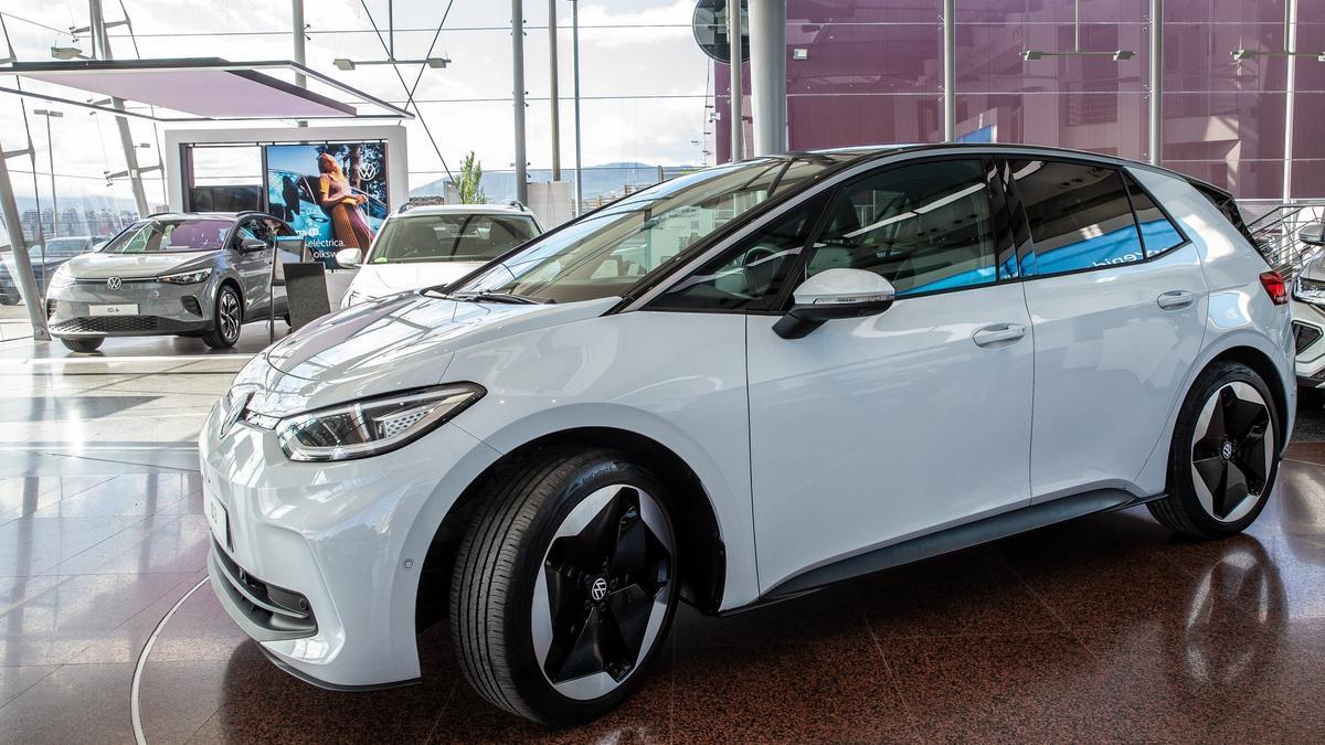 Vehículos nuevos en un concesionario.