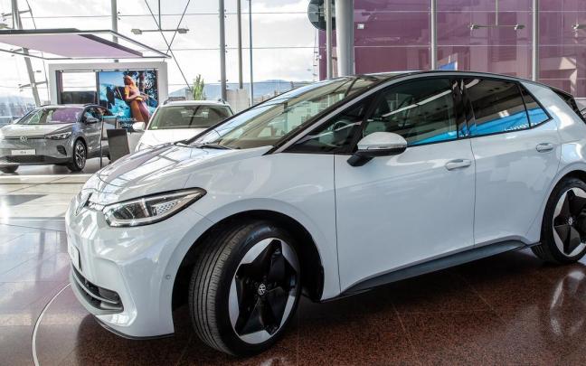 Vehículos nuevos en un concesionario.