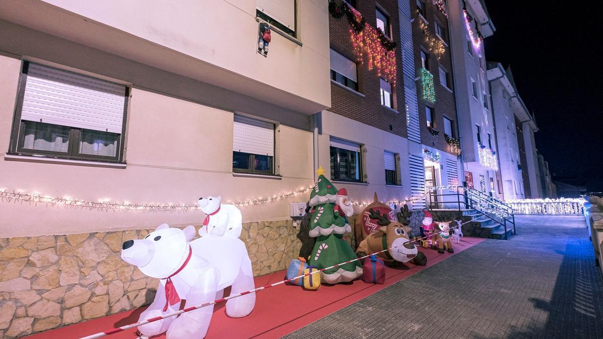 Si se superan los 1.100 balcones, ventanas o fachadas iluminadas, el Ayuntamiento de Etxebarri donará 2.000 euros a Aingeru