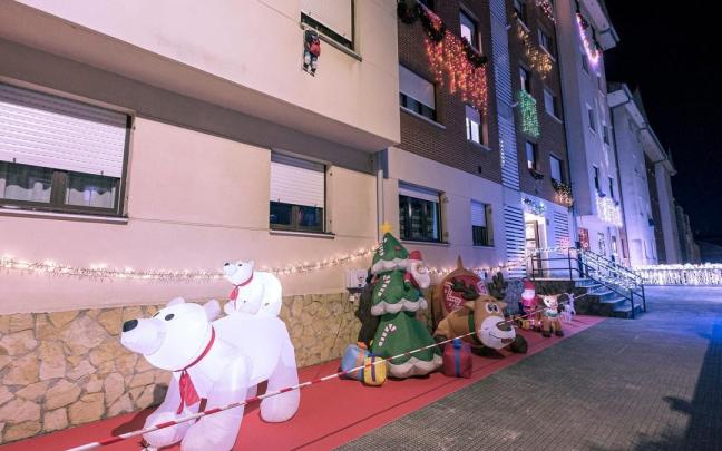 Si se superan los 1.100 balcones, ventanas o fachadas iluminadas, el Ayuntamiento de Etxebarri donará 2.000 euros a Aingeru