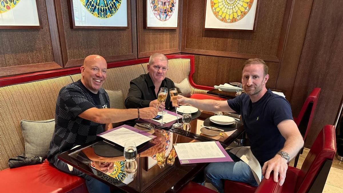 El boxeador Ricky Hatton (centro), excampeón del mundo, en una fotografía de su perfil de Instagram.