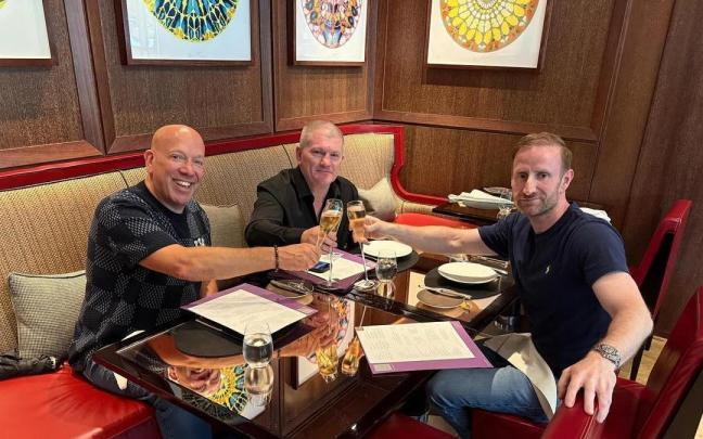 El boxeador Ricky Hatton (centro), excampeón del mundo, en una fotografía de su perfil de Instagram.