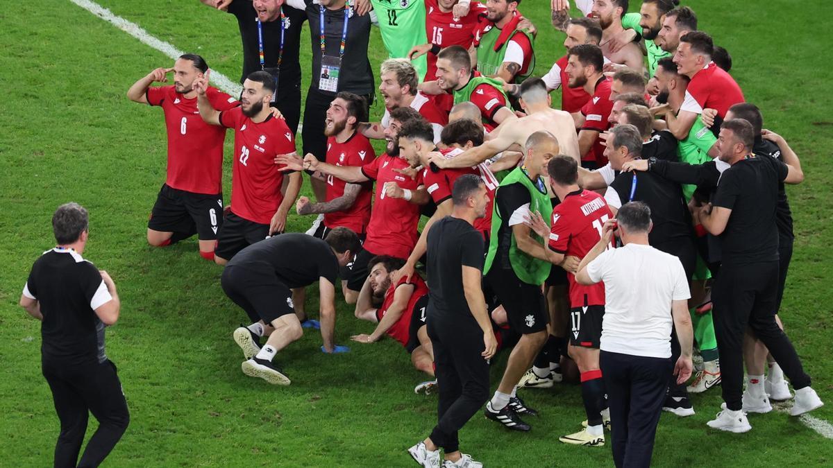 La selección georgiana celebrando su pase a octavos de final