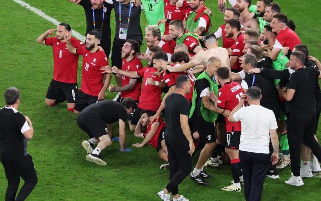 La selección georgiana celebrando su pase a octavos de final / CHRISTOPHER NEUNDORF La selección georgiana celebrando su pase a octavos de final