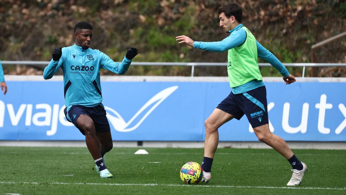 Momo Cho defiende un avance de Oyarzabal, en el entrenamiento de Zubieta.