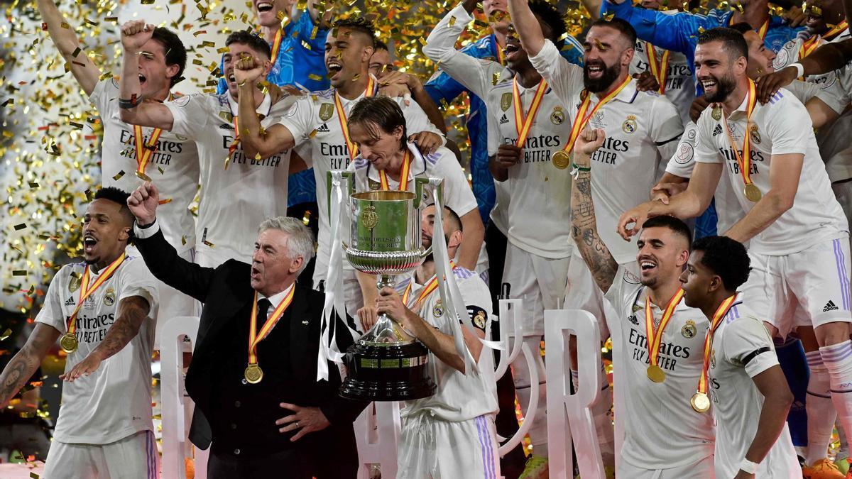 Benzema levanta el trofeo que acredita al Real Madrid como ganador de la Copa