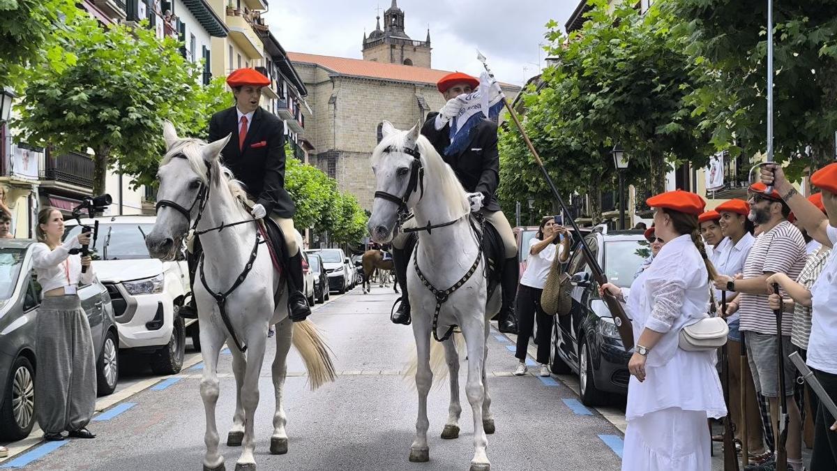 El general del Alarde público, Patxi Pérez, en la revista de Santiago junto a su comandante, Naiara Díez