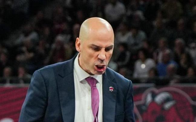 Peñarroya, muy irritado en un momento del partido Peñarroya, muy irritado en un momento del partido