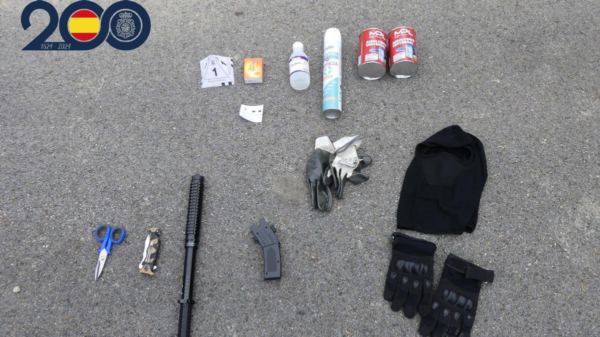 Objetos intervenidos por la Policía Nacional al varón detenido tras increpar presuntamente a sus excompañeros de trabajo .
