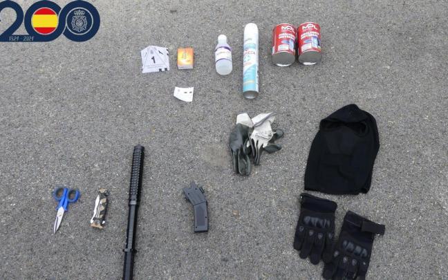 Objetos intervenidos por la Policía Nacional al varón detenido tras increpar presuntamente a sus excompañeros de trabajo .