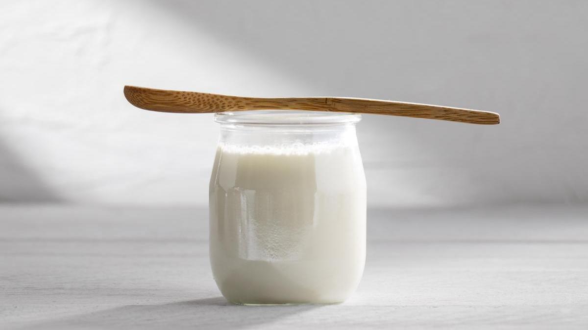 Yogur con una cuchara