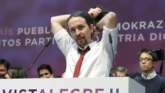 Pablo Iglesias, colocándose la coleta.