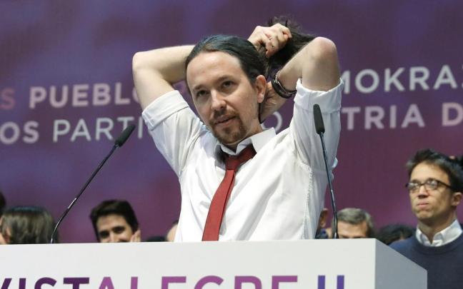 Pablo Iglesias, colocándose la coleta.