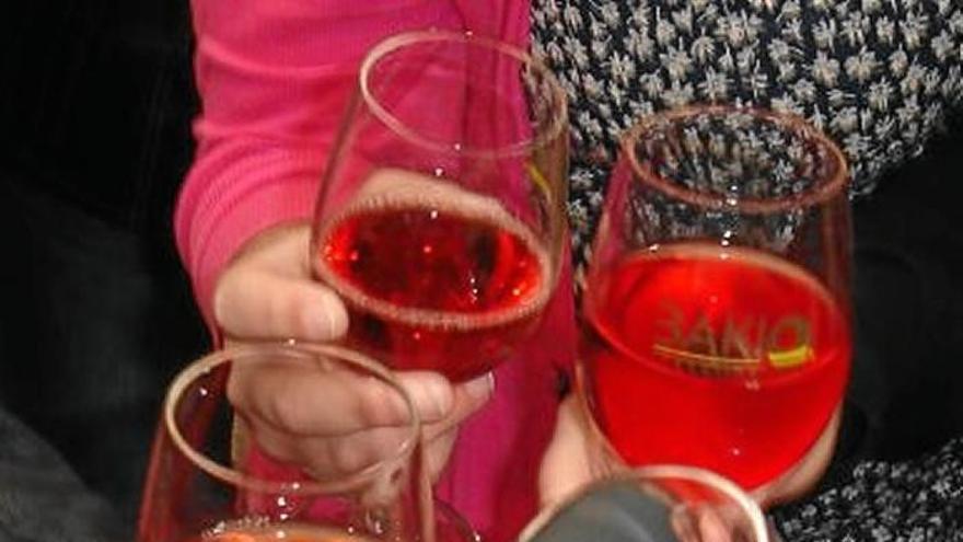 Brindis con la nueva cosecha de txakoli en Bakio.