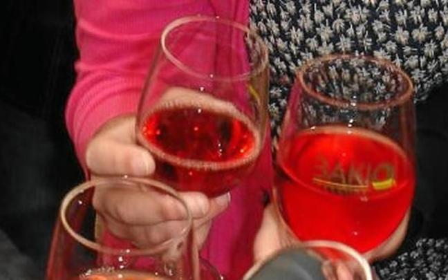 Brindis con la nueva cosecha de txakoli en Bakio.