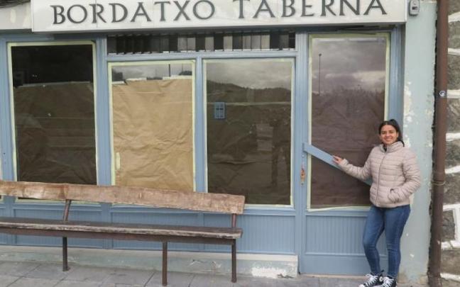 María Sánchez, en la puerta del bar Bordatxo.