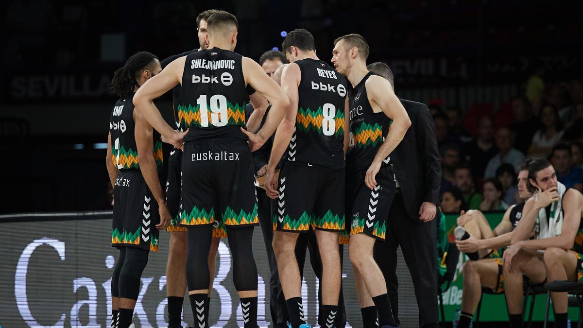 Corrillo del Surne Bilbao Basket en la visita al Betis.