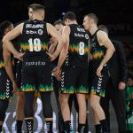 Corrillo del Surne Bilbao Basket en la visita al Betis.