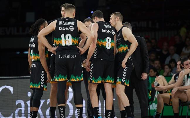 Corrillo del Surne Bilbao Basket en la visita al Betis. Corrillo del Surne Bilbao Basket en la visita al Betis.
