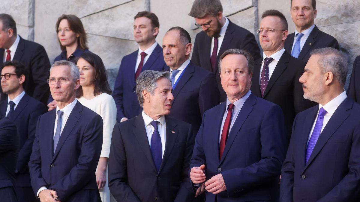 Jens Stoltenberg, abajo a la izquierda, junto al resto de asistentes a la cumbre de la OTAN en Bruselas.