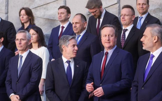 Jens Stoltenberg, abajo a la izquierda, junto al resto de asistentes a la cumbre de la OTAN en Bruselas.