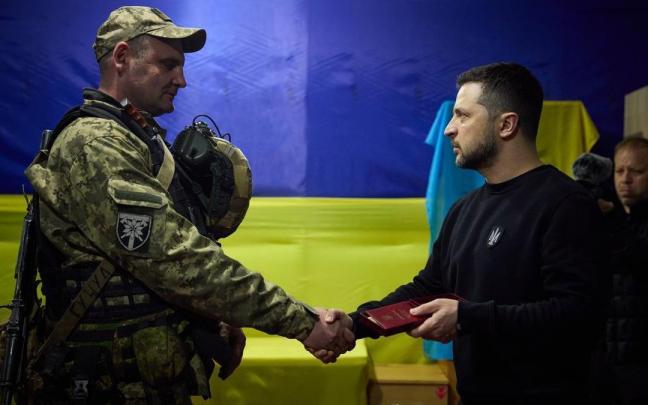 El presidente de Ucrania, Volodimir Zelenski, visita a los soldados en Zaporiyia. El presidente de Ucrania, Volodimir Zelenski, visita a los soldados en Zaporiyia.
