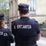 Dos agentes de la Ertzaintza.
