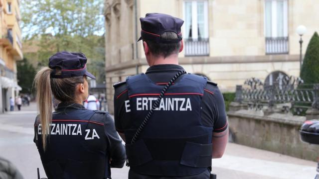 Dos agentes de la Ertzaintza.