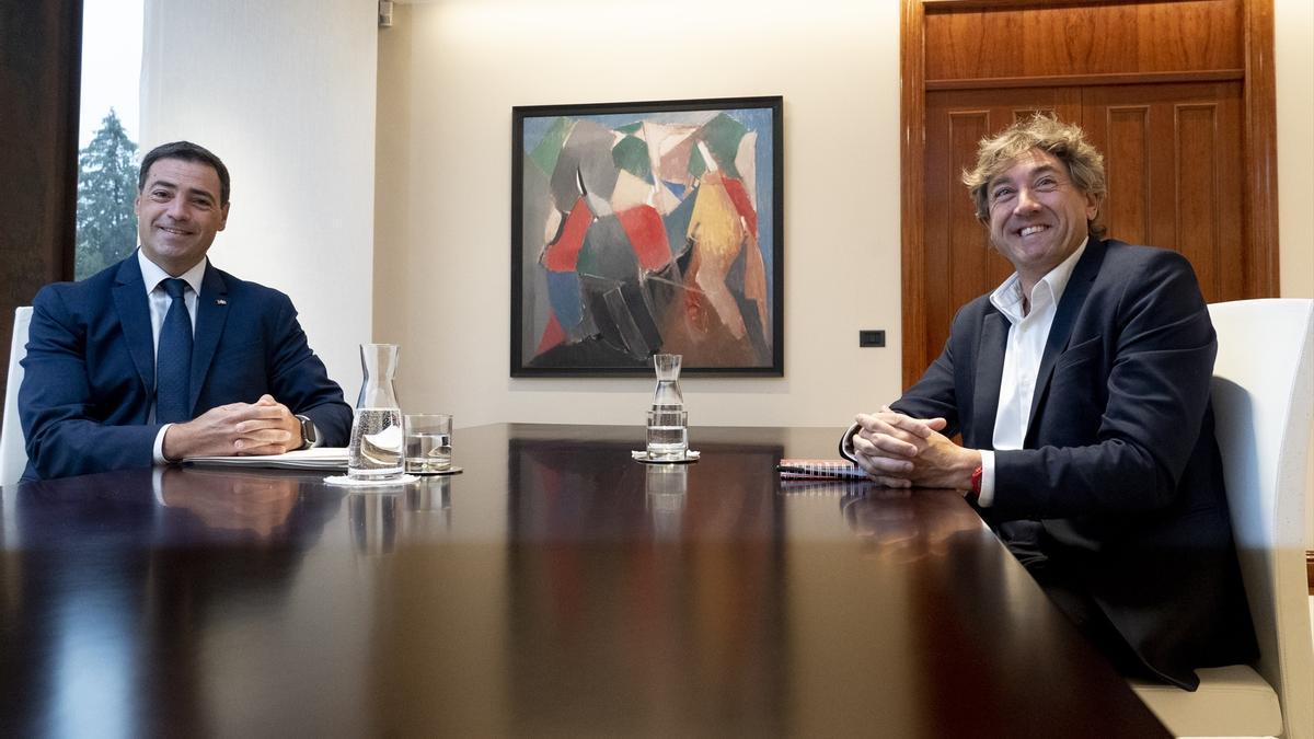 El lehendakari, Imanol Pradales, se reúne con el secretario general del PSE-EE, Eneko Andueza.