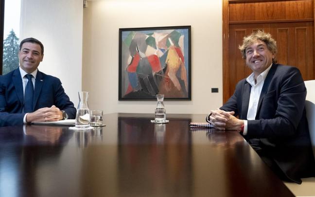 El lehendakari, Imanol Pradales, se reúne con el secretario general del PSE-EE, Eneko Andueza.