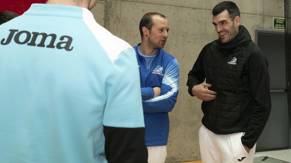 Aitor Elordi y Joseba Ezkurdia charlan durante la presentación.