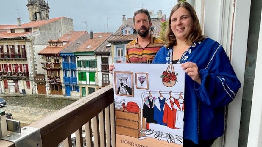 Ortzi Alonso Kultura zinegotzia eta Ana Lupe Iridoy kartelaren egilea.