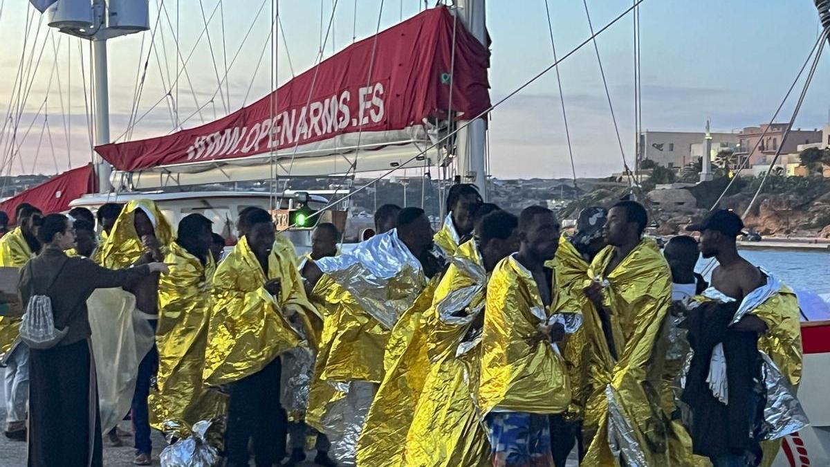 Un grupo de migrantes rescatados por el Open Arms llegan a Lampedusa.