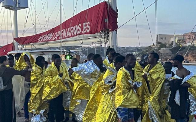 Un grupo de migrantes rescatados por el Open Arms llegan a Lampedusa.