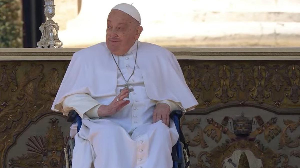 El Papa Francisco reaparece en la Plaza de San Pedro después de recibir el alta hospitalaria hace dos semanas