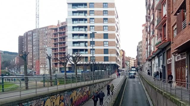 Edificaciones construidas o en fase de construcción en la calle Lehendakari Agirre esquina con Autonomía