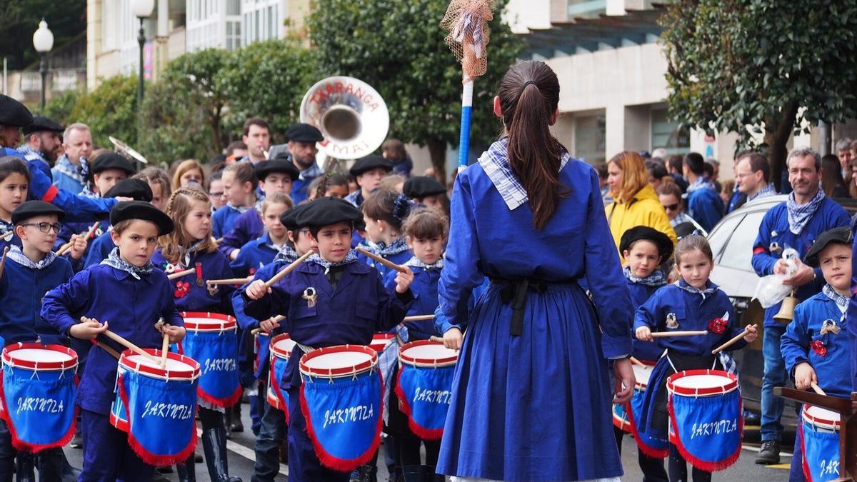 Tamborrada infantil en las fiestas de santelmo de Zumaia.