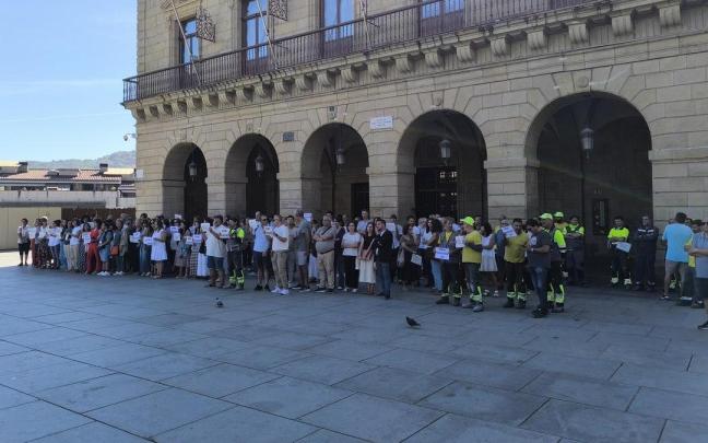 Concentración en repulsa a la agresión sufrida por una trabajadora del SAC