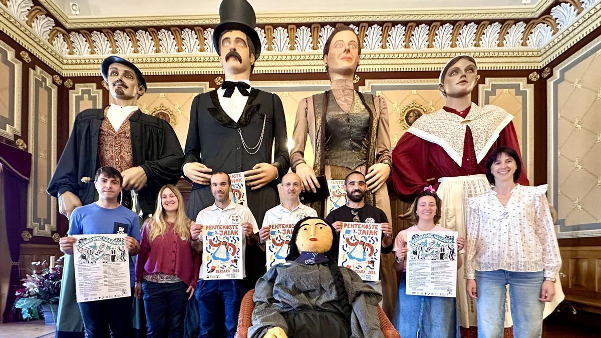 Representantes municipales, de Xaxau y BET, y el autor de la imagen del cartel de fiestas, Ander Barruso, en la presentación del programa.