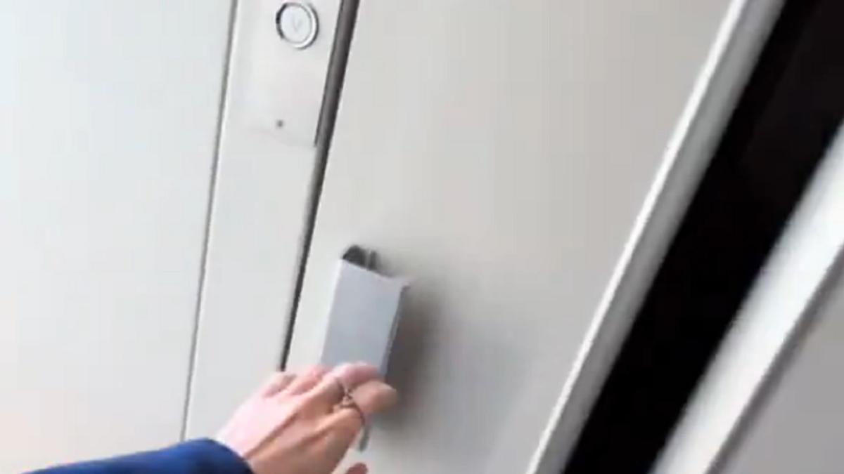 La puerta del ascensor.