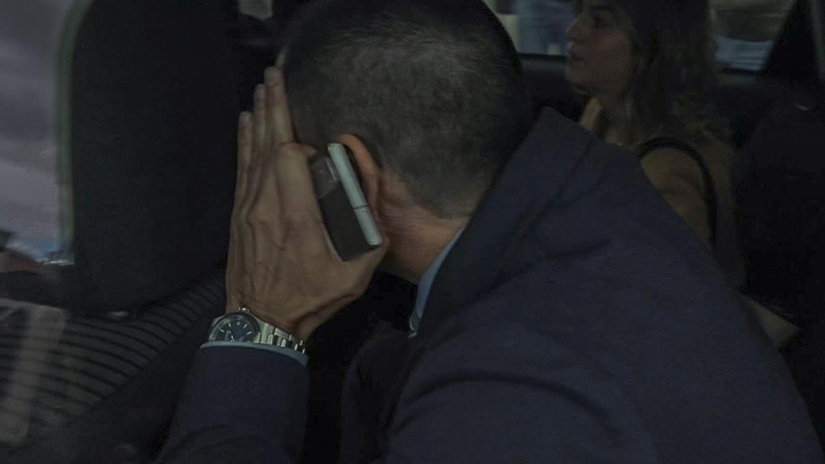 El empresario Alberto González Amador, novio de Isabel Díaz Ayuso, habla con el móvil tras salir de los juzgados.