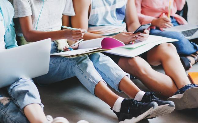 Estudiantes en una escuela. Estudiantes en una escuela.