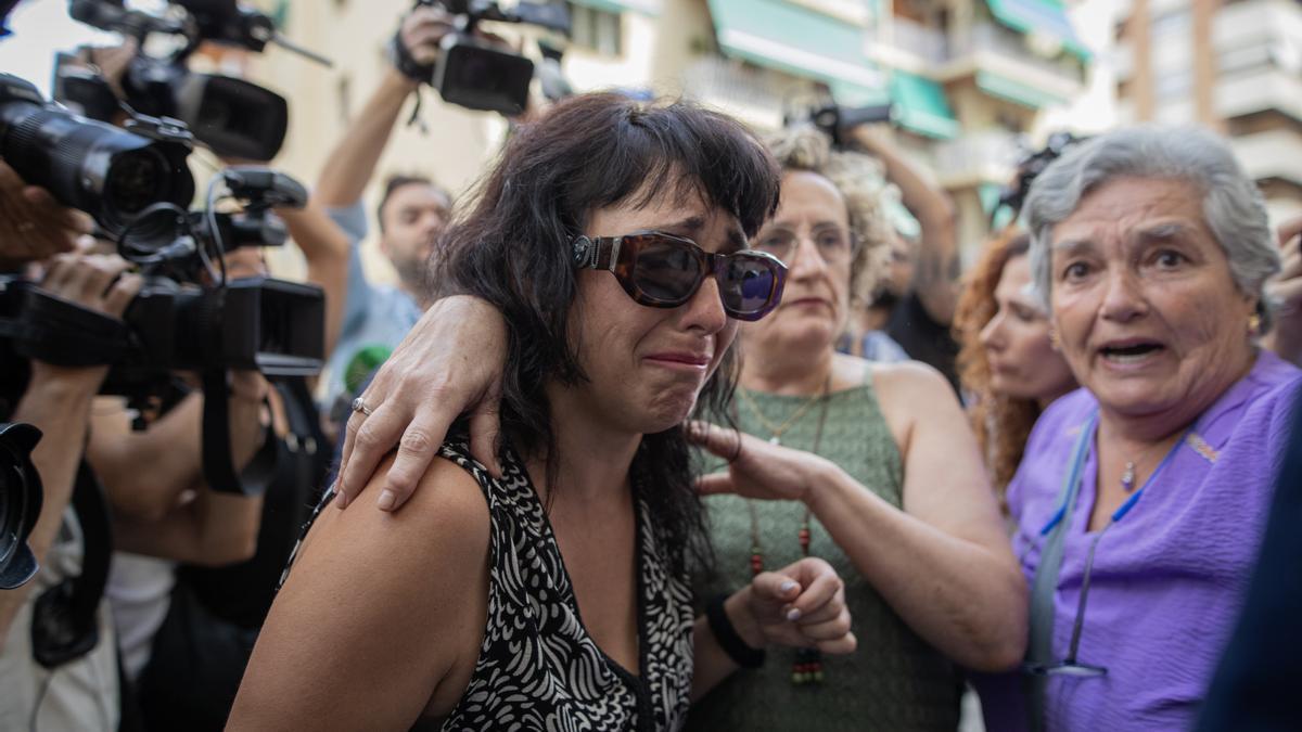 Llegada de Juana Rivas con su hijo menor al punto de encuentro familiar.