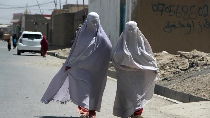 Dos mujeres afganas caminando por la calle