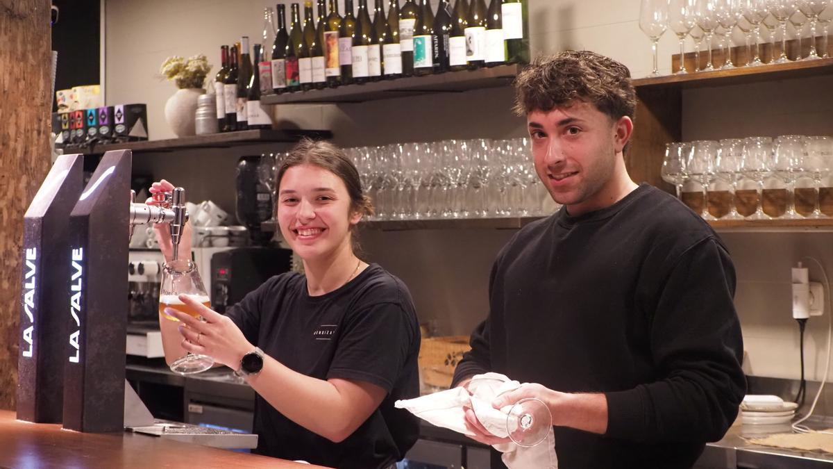 Nahia Plazaola y Julen Berrondo en el restaurante Mendizaliek.
