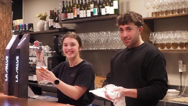Nahia Plazaola y Julen Berrondo en el restaurante Mendizaliek.